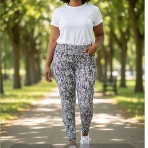 Slim Factor High-Waisted Black & White Patterned Activewear Leggings. Size 2X